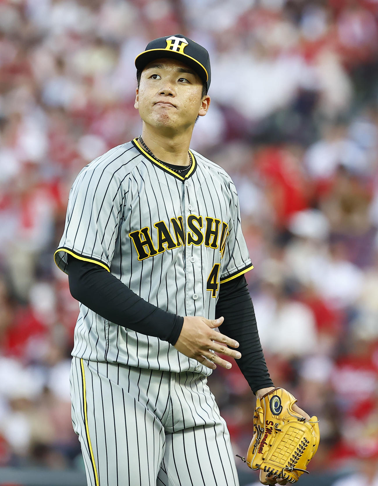 広島対阪神　3回裏に追加点を許し、ベンチに戻る阪神村上（撮影・藤尾明華）