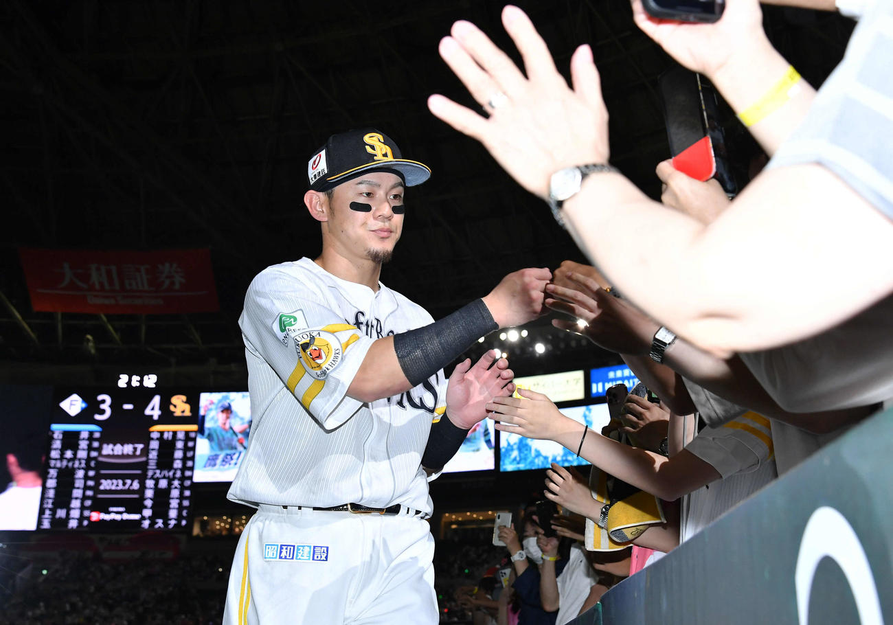 ソフトバンク対日本ハム　日本ハムに勝利し、ファンとタッチを交わす牧原大（撮影・岩下翔太）