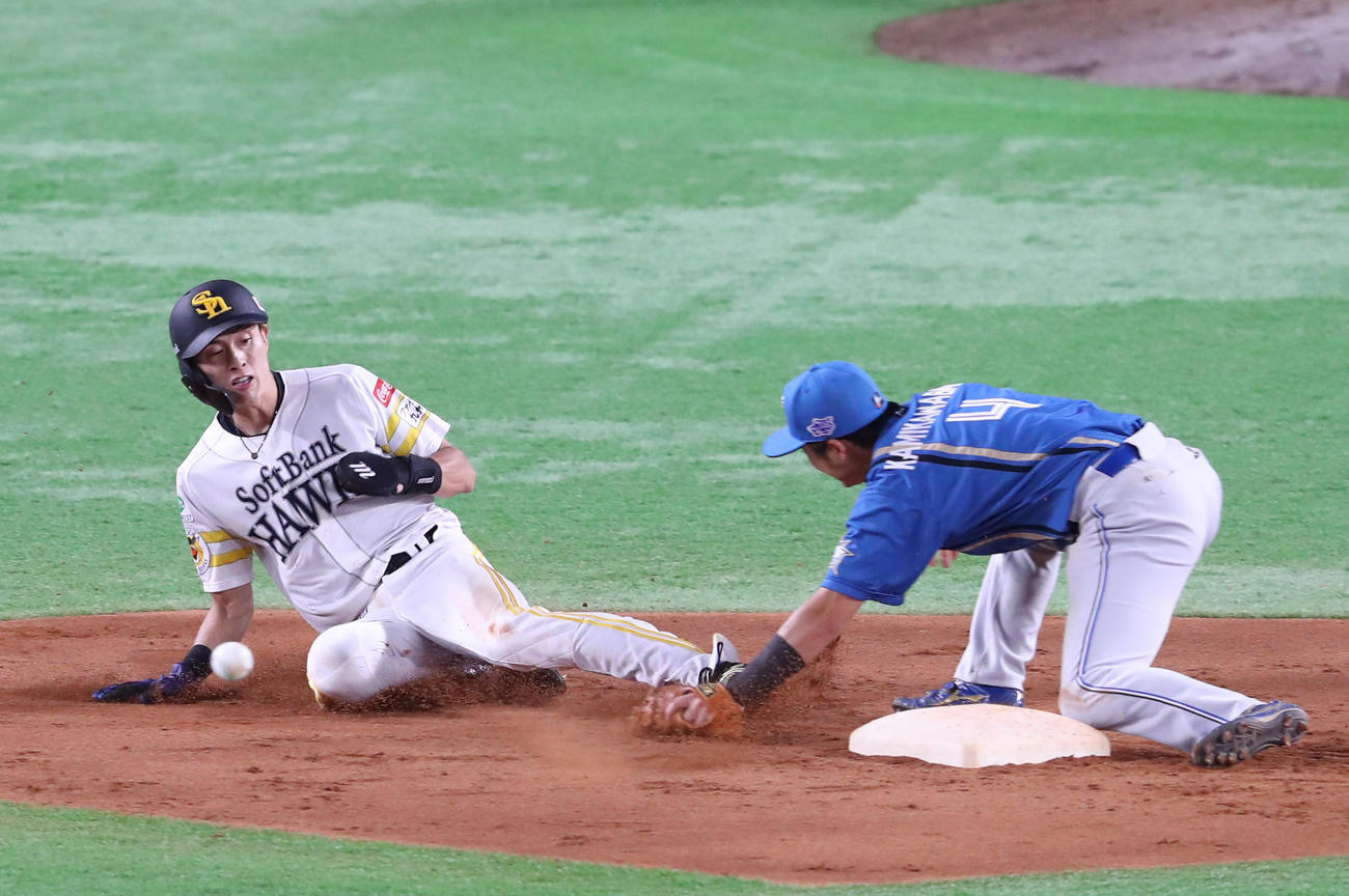 ソフトバンク対日本ハム　8回裏ソフトバンク1死一塁、打者・柳田のとき一塁走者の周東は二盗成功（撮影・梅根麻紀）