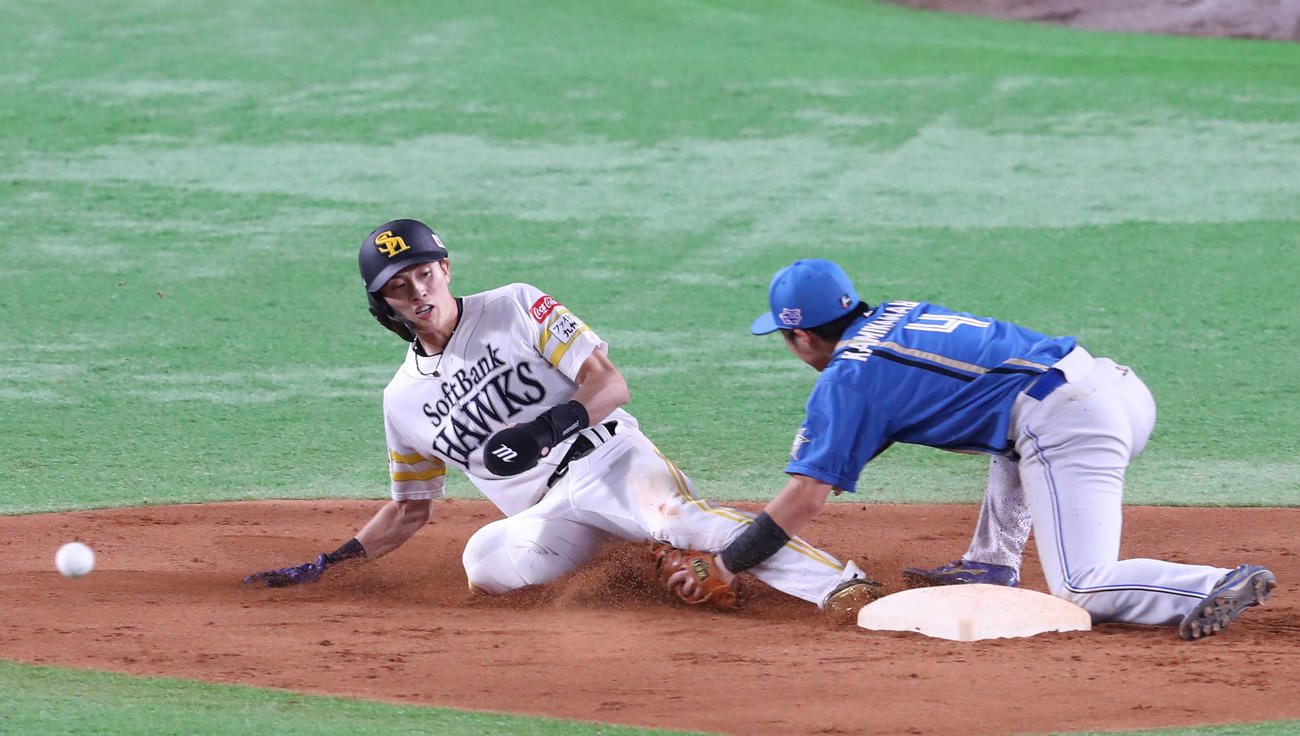 ソフトバンク対日本ハム　8回裏ソフトバンク1死一塁、打者柳田の時、周東は二盗に成功する（撮影・梅根麻紀）
