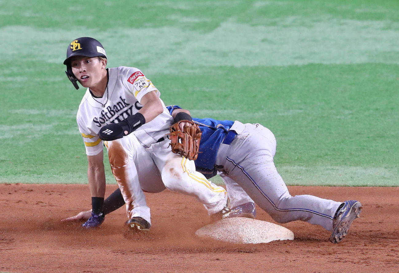 ソフトバンク対日本ハム　8回裏ソフトバンク1死一塁、打者・柳田のとき一塁走者の周東は二盗成功（撮影・梅根麻紀）