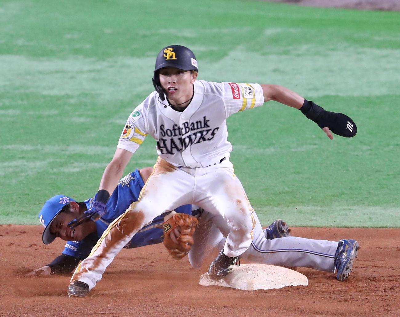 ソフトバンク対日本ハム　8回裏ソフトバンク1死一塁、打者・柳田のとき一塁走者の周東は二盗成功（撮影・梅根麻紀）