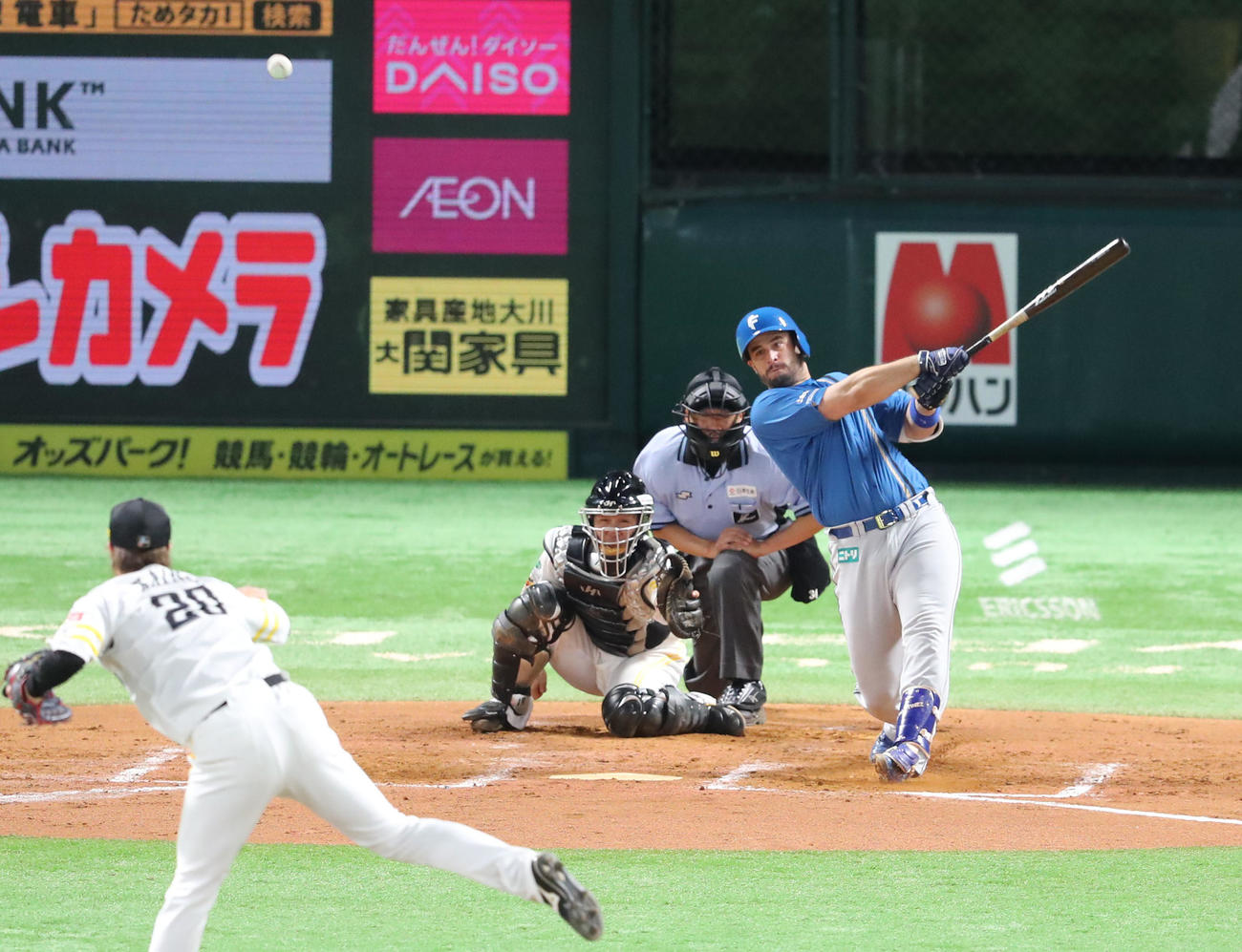 ソフトバンク対日本ハム　8回表日本ハム2死二塁、マルティネスは右前に同点適時打を放つ（撮影・梅根麻紀）