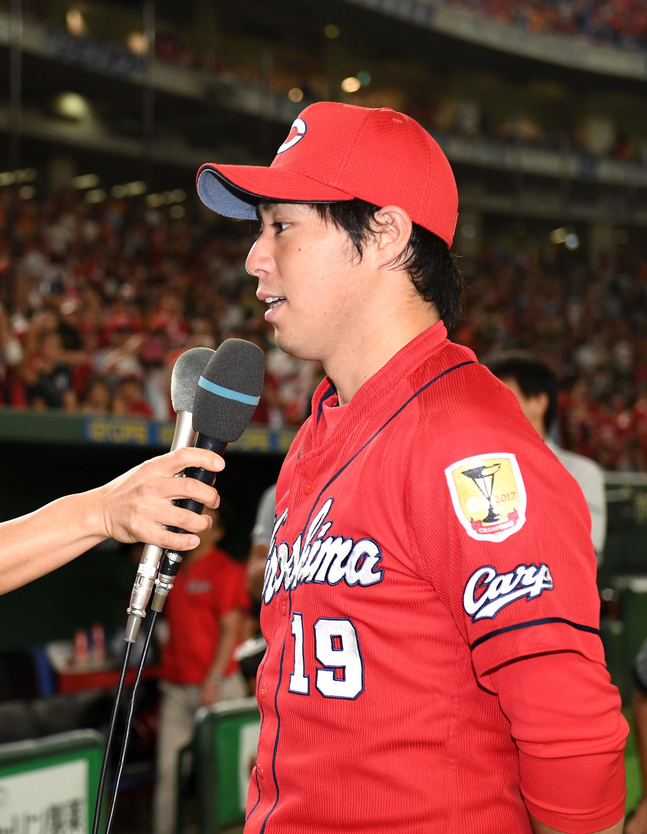 2018年7月7日、巨人戦のヒーローインタビューで大雨で被害に遭っている人たちへメッセージを送る広島野村