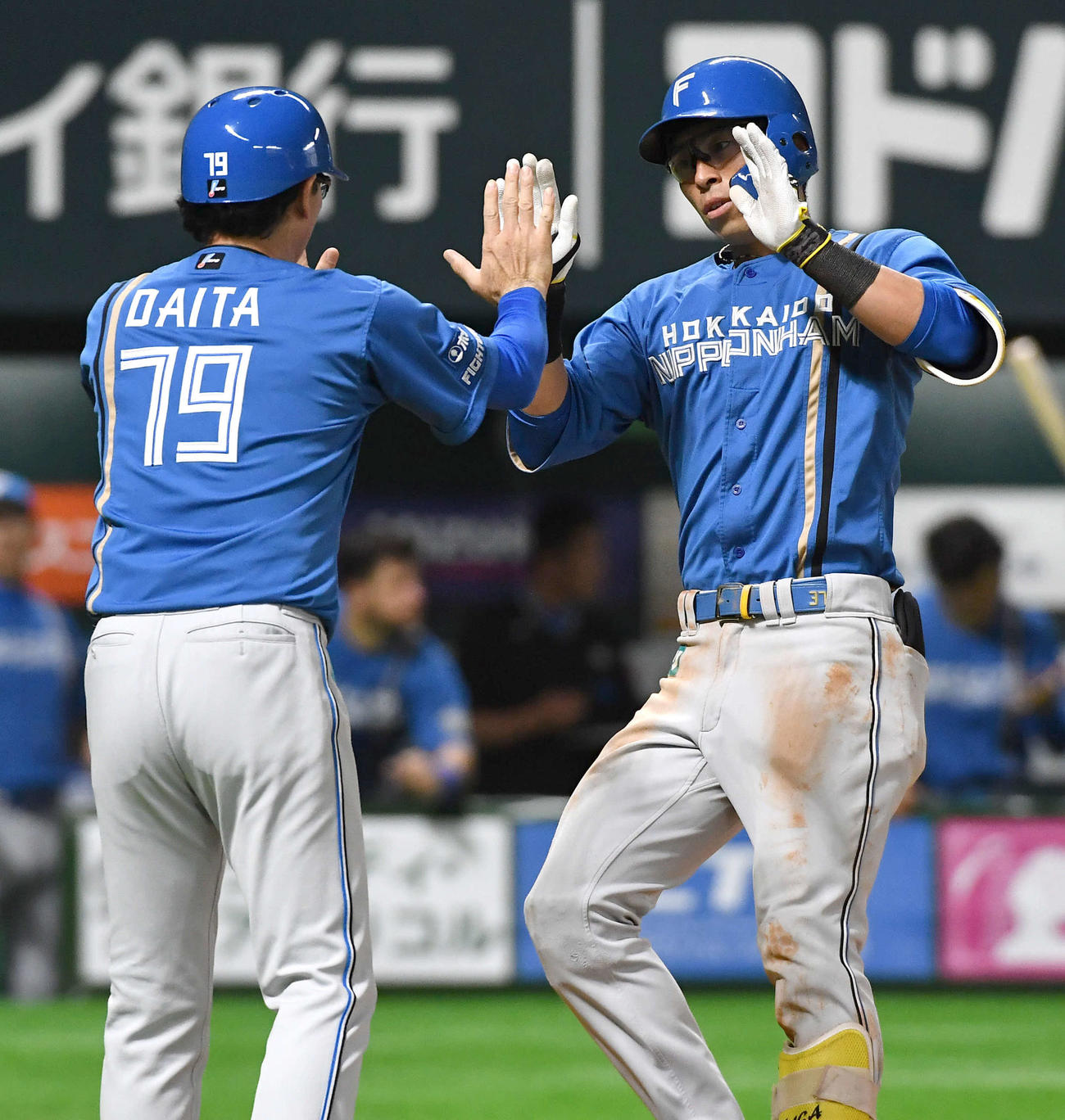 ソフトバンク対日本ハム　7回表日本ハム2死、左越えソロ本塁打を放ち、代田コーチ（左）とタッチを交わす江越（撮影・岩下翔太）