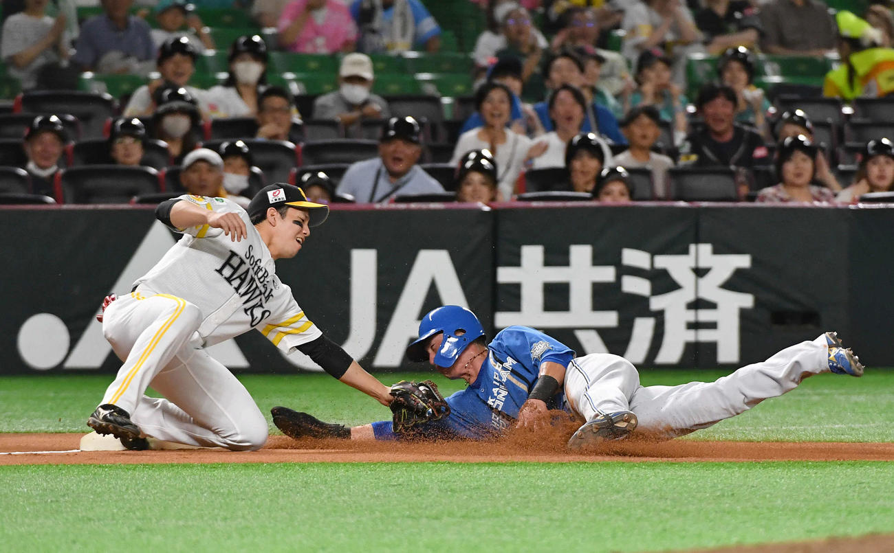 ソフトバンク対日本ハム　3回表日本ハム無死一、二塁、石井の右飛で二塁走者の江越（右）がタッチアップするも、右翼手・柳田の好返球によりアウトとなる。左は栗原（撮影・岩下翔太）
