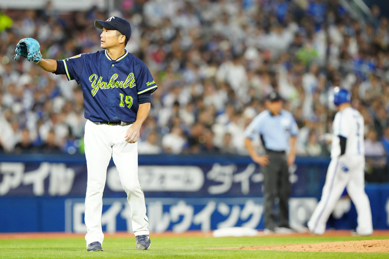 DeNA対ヤクルト　4回裏DeNA1死一、二塁、打者大和の時、投球が捕手内山のプロテクターの中に入り、暴投となり走者の進塁を許した石川（撮影・江口和貴）