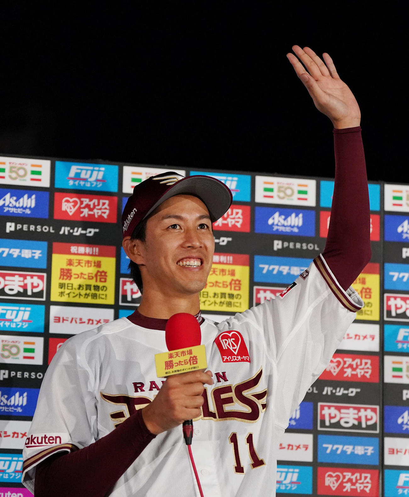 楽天対オリックス　ヒーローインタビューで笑顔を見せる岸（撮影・狩俣裕三）