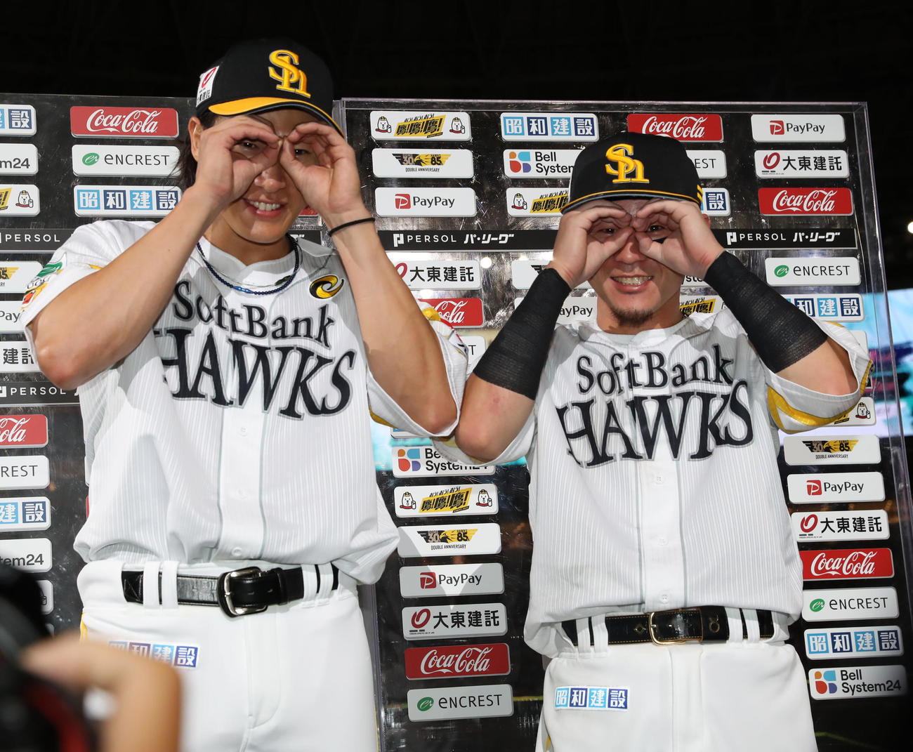 お立ち台でポーズを決める柳田（左）と牧原大（撮影・冨田成美）
