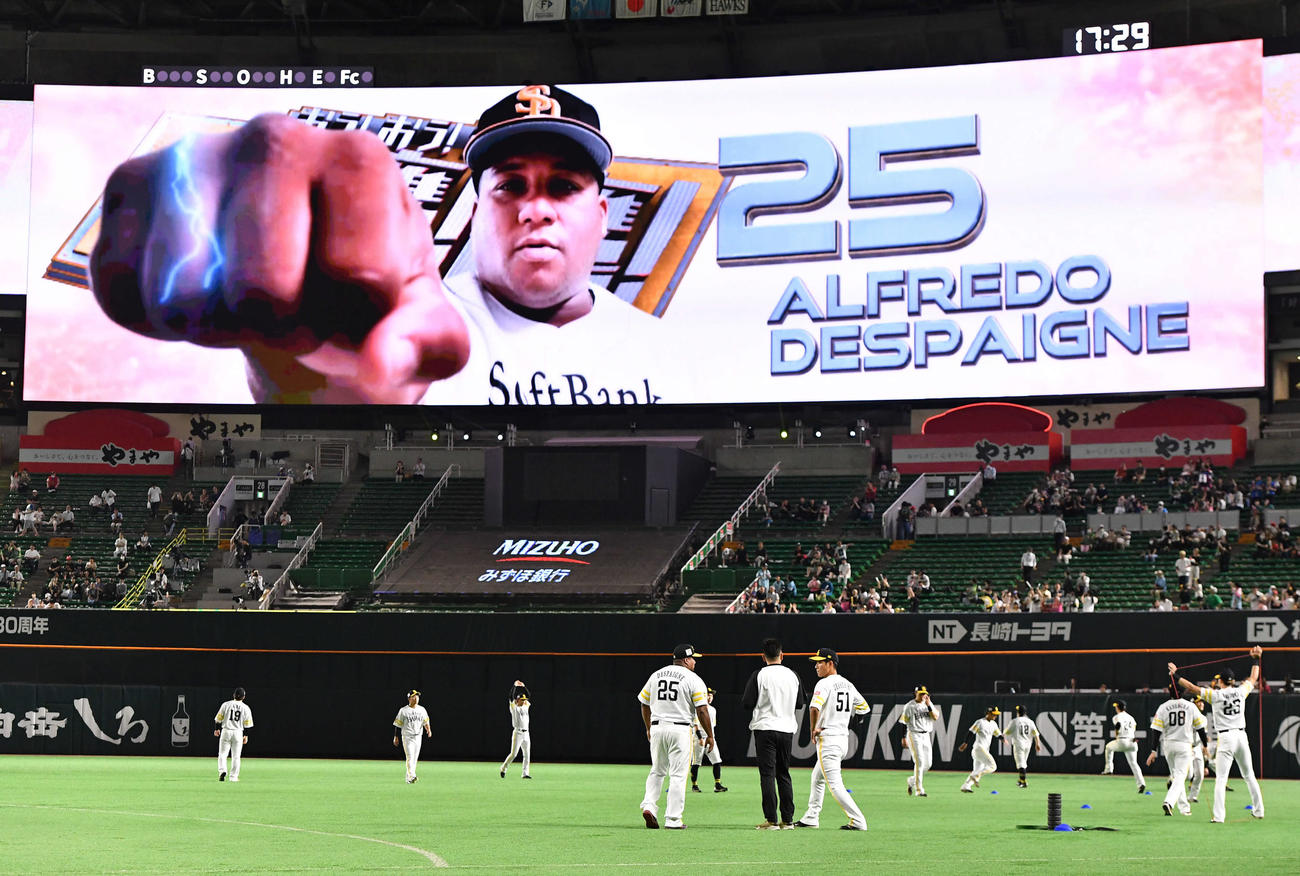 ソフトバンク対日本ハム　5番指名打者で再入団後初スタメンが発表されたデスパイネ（撮影・岩下翔太）