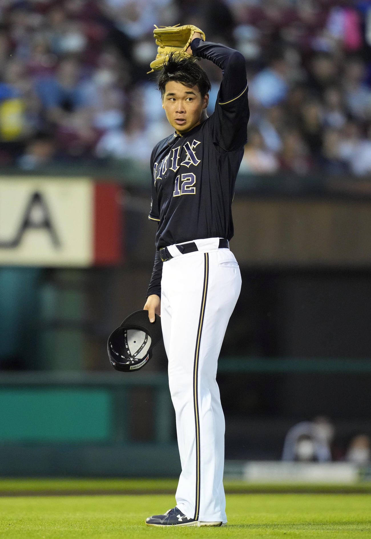 楽天対オリックス　4回裏楽天1死一、二塁、炭谷に死球を与え、キャップを取り、汗をぬぐうオリックス先発山下（撮影・狩俣裕三）