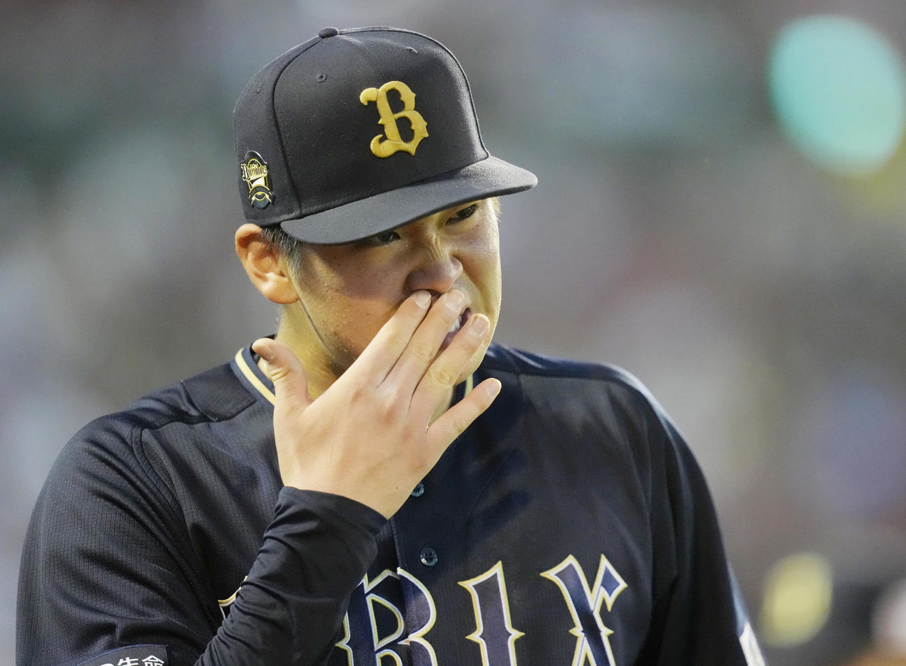 楽天対オリックス　4回裏を終え、悔しそうな表情でベンチに戻るオリックス先発山下（撮影・狩俣裕三）