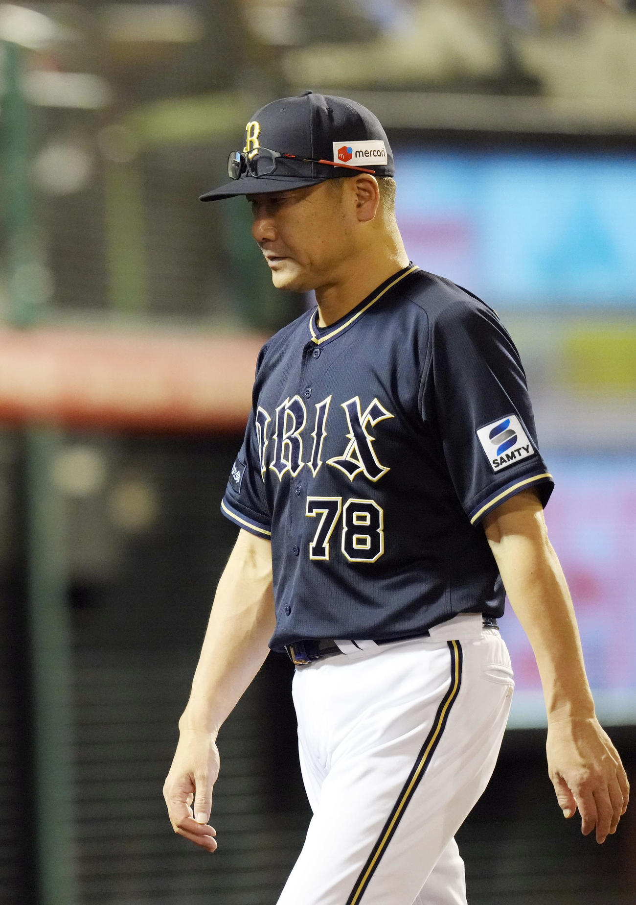 楽天対オリックス　7回表を終え、先発山下の降板を告げ、ベンチに戻る中嶋監督（撮影・狩俣裕三）