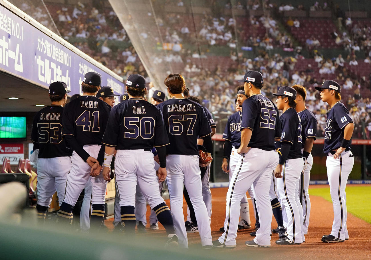楽天対オリックス　5回裏を終え、前の回に続いて円陣を組むオリックスの選手たち（撮影・狩俣裕三）