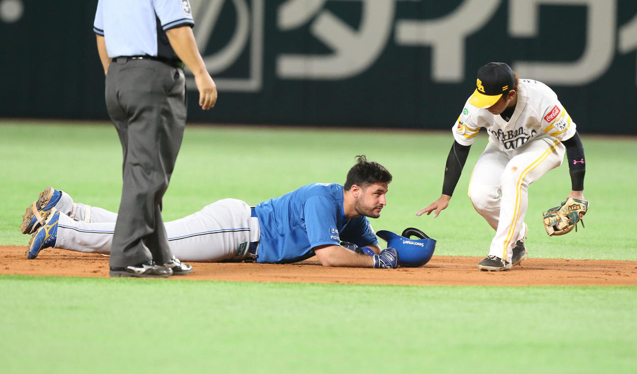 ソフトバンク対日本ハム　8回表日本ハム2死二塁、マルティネスは同点となる右前適時打を放つ、一気に二塁まで走るが惜しくもアウト（撮影・冨田成美）