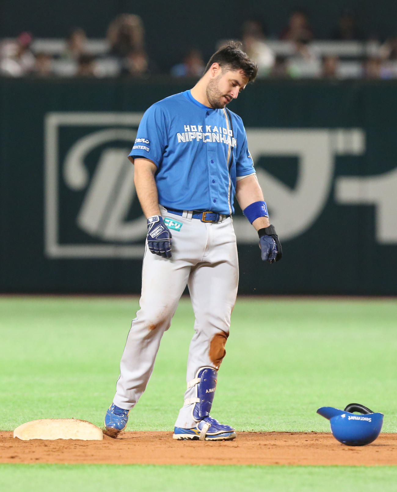 ソフトバンク対日本ハム　8回表日本ハム2死二塁、マルティネスは同点となる右前適時打を放つ、一気に二塁まで走るが惜しくもアウト（撮影・冨田成美）