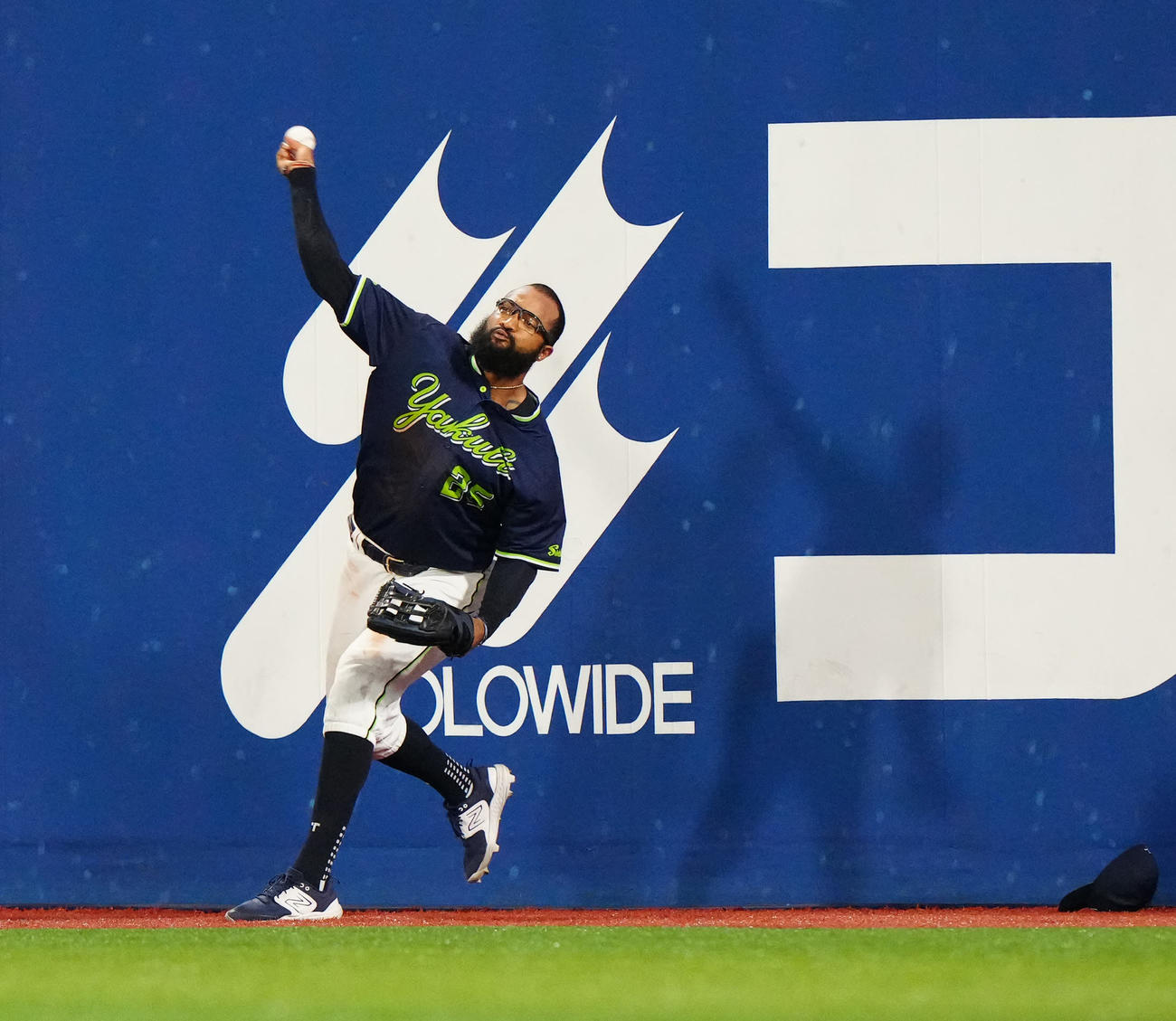 DeNA対ヤクルト　5回裏DeNA1死、楠本の打球を落球した右翼手サンタナ（撮影・江口和貴）