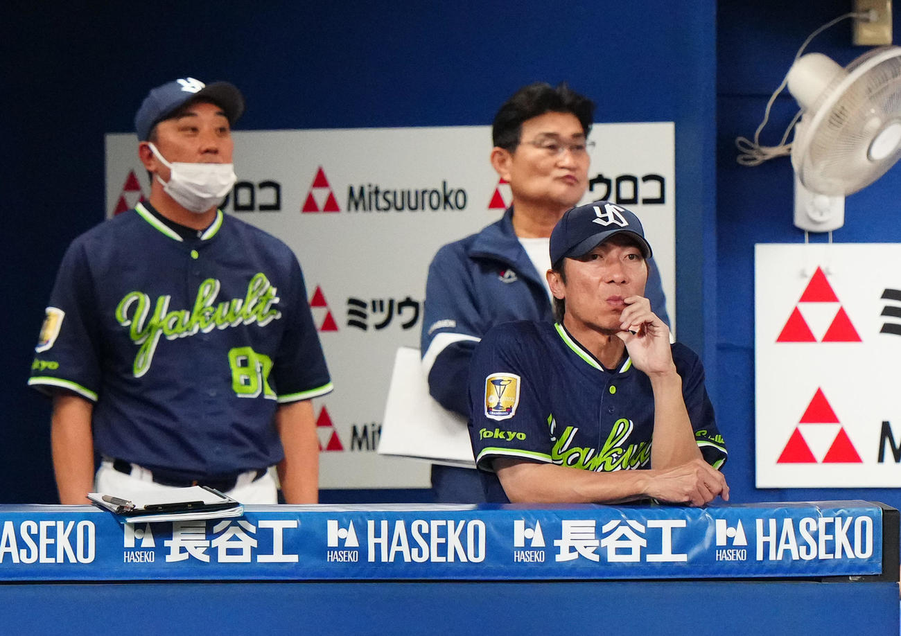 DeNA対ヤクルト　5回裏、ベンチで厳しい表情のヤクルト高津監督（右）（撮影・江口和貴）