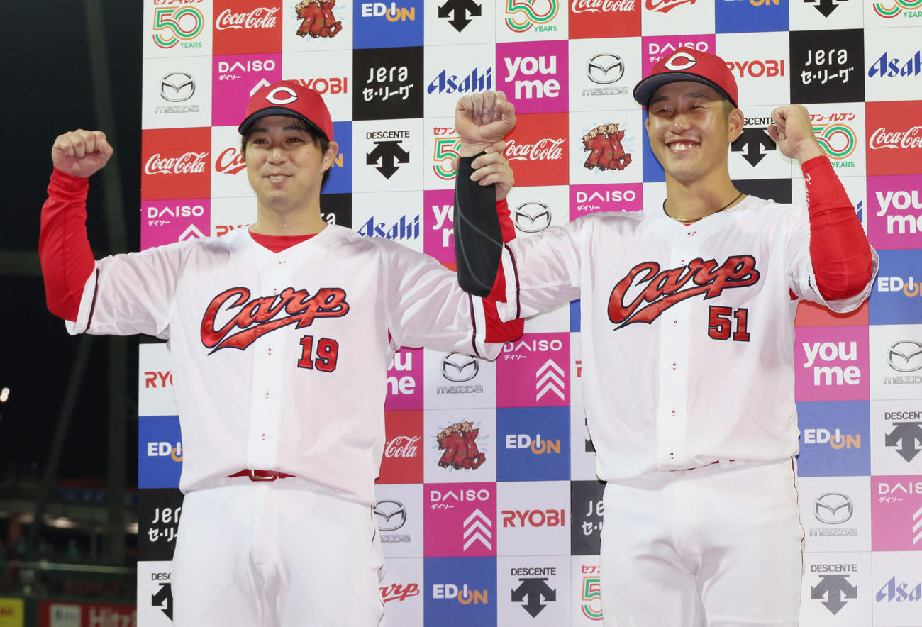 広島対阪神　お立ち台でポーズを決める野村（左）と小園（撮影・加藤孝規）