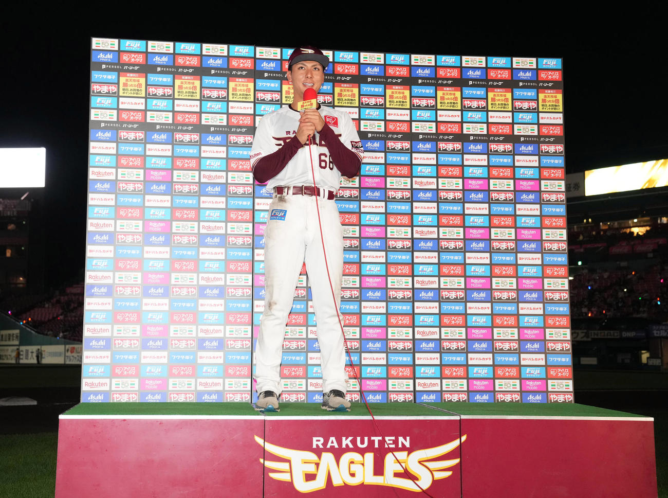 楽天対オリックス　初お立ち台のヒーローインタビューで少し緊張した様子の村林（撮影・狩俣裕三）