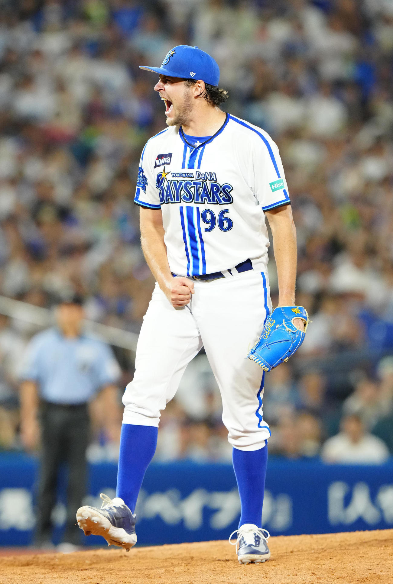 DeNA対ヤクルト　8回表ヤクルト2死一塁、村上から見逃しの三振を奪い、雄たけびを上げるバウアー（撮影・江口和貴）