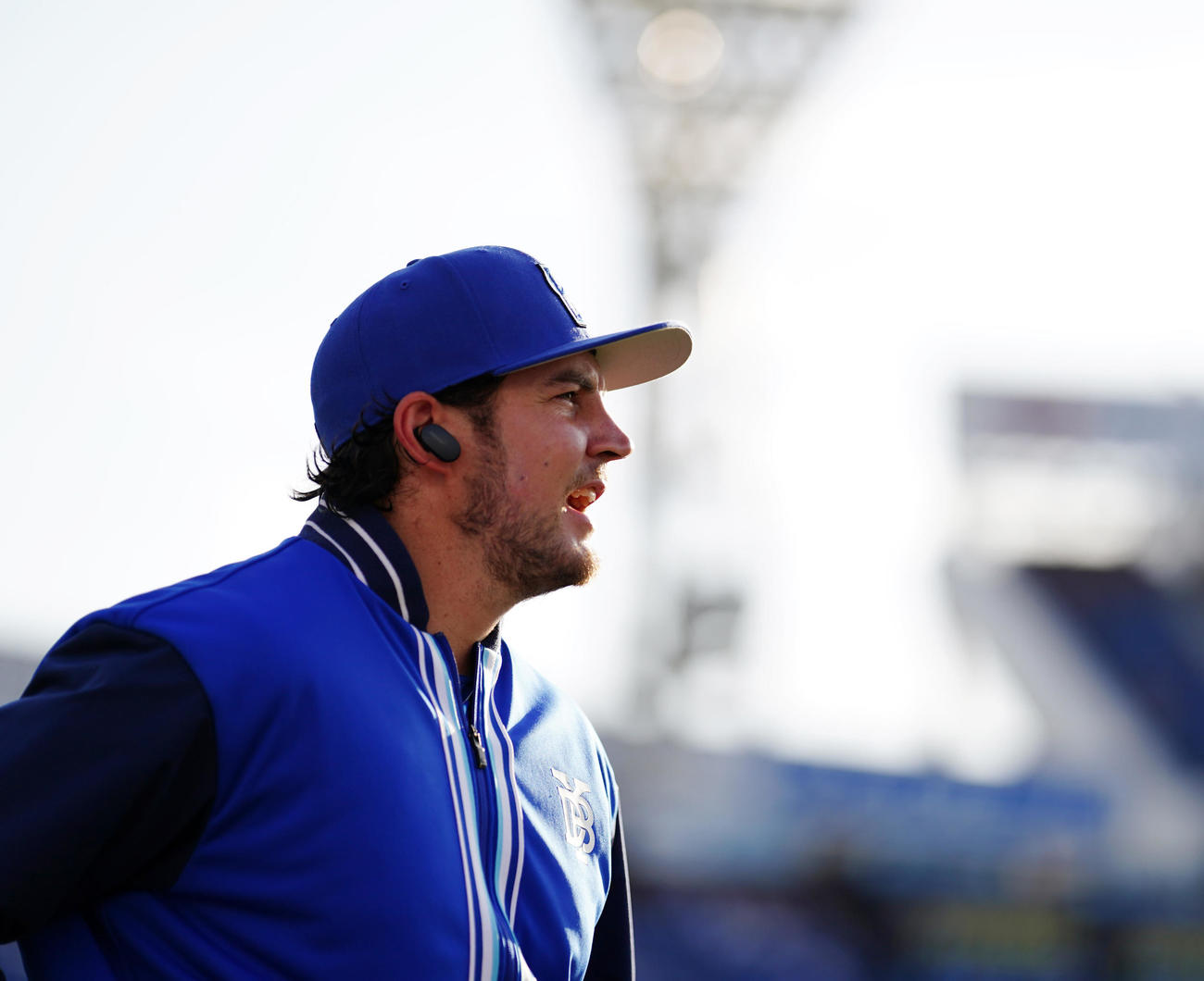 DeNA対ヤクルト　試合前、調整するDeNAバウアー（撮影・江口和貴）