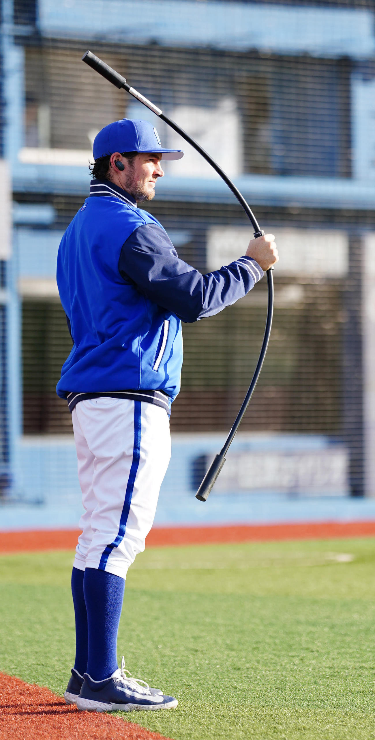 DeNA対ヤクルト　試合前、調整するDeNAバウアー（撮影・江口和貴）