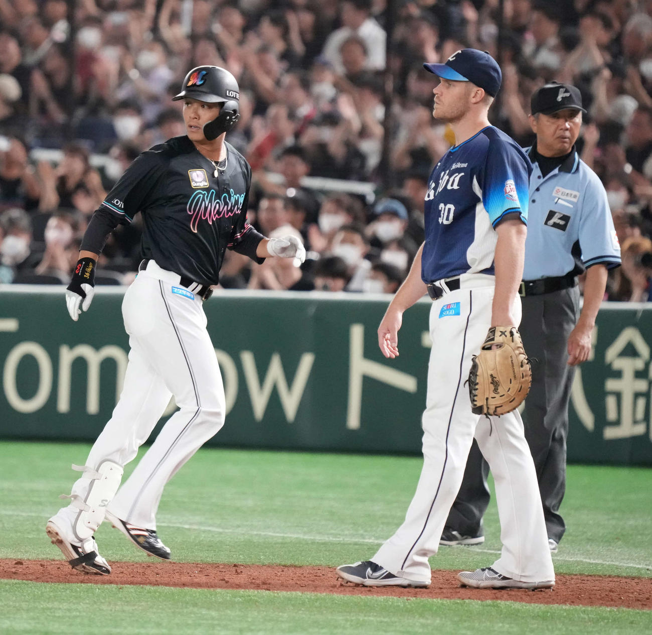 ロッテ対西武　8回裏ロッテ2死、代打石川慎（左）は中前に移籍後初安打を放つ（撮影・小沢裕）