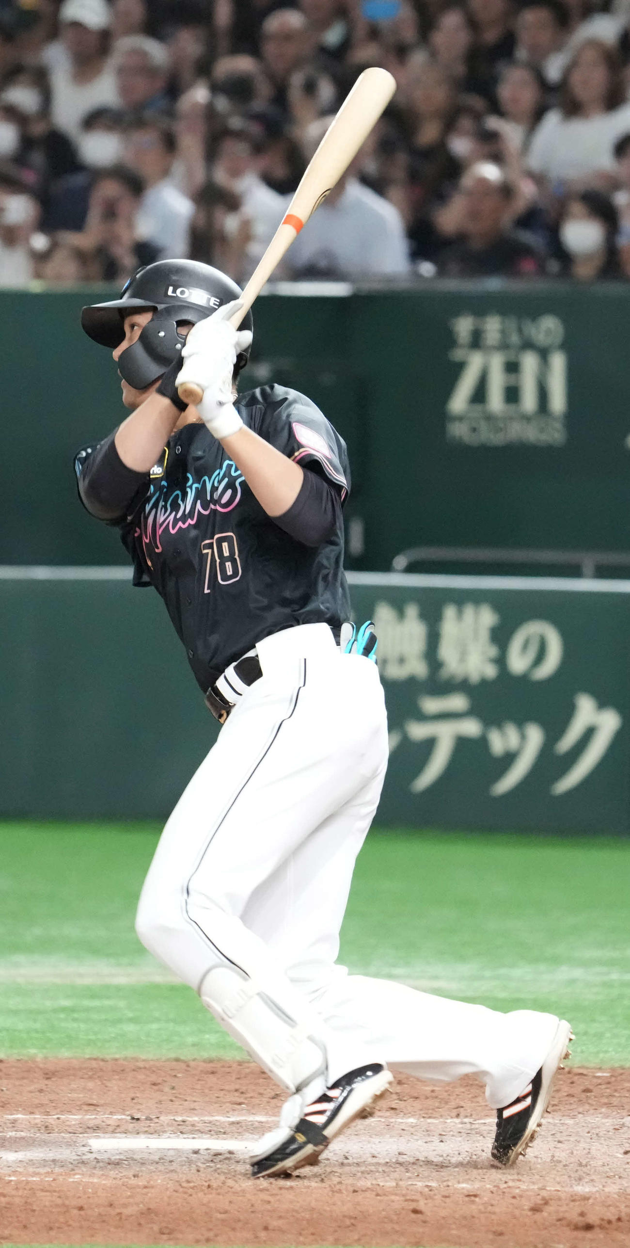 ロッテ対西武　8回裏ロッテ2死、代打石川慎は中前に移籍後初安打を放つ（撮影・小沢裕）