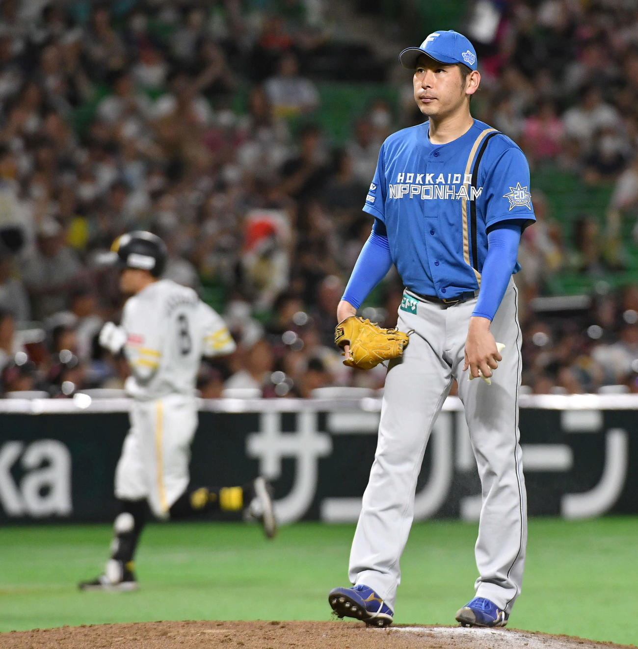 ソフトバンク対日本ハム　4回裏ソフトバンク無死、牧原大（左）に右越えソロ本塁打を打たれた加藤貴（撮影・岩下翔太）