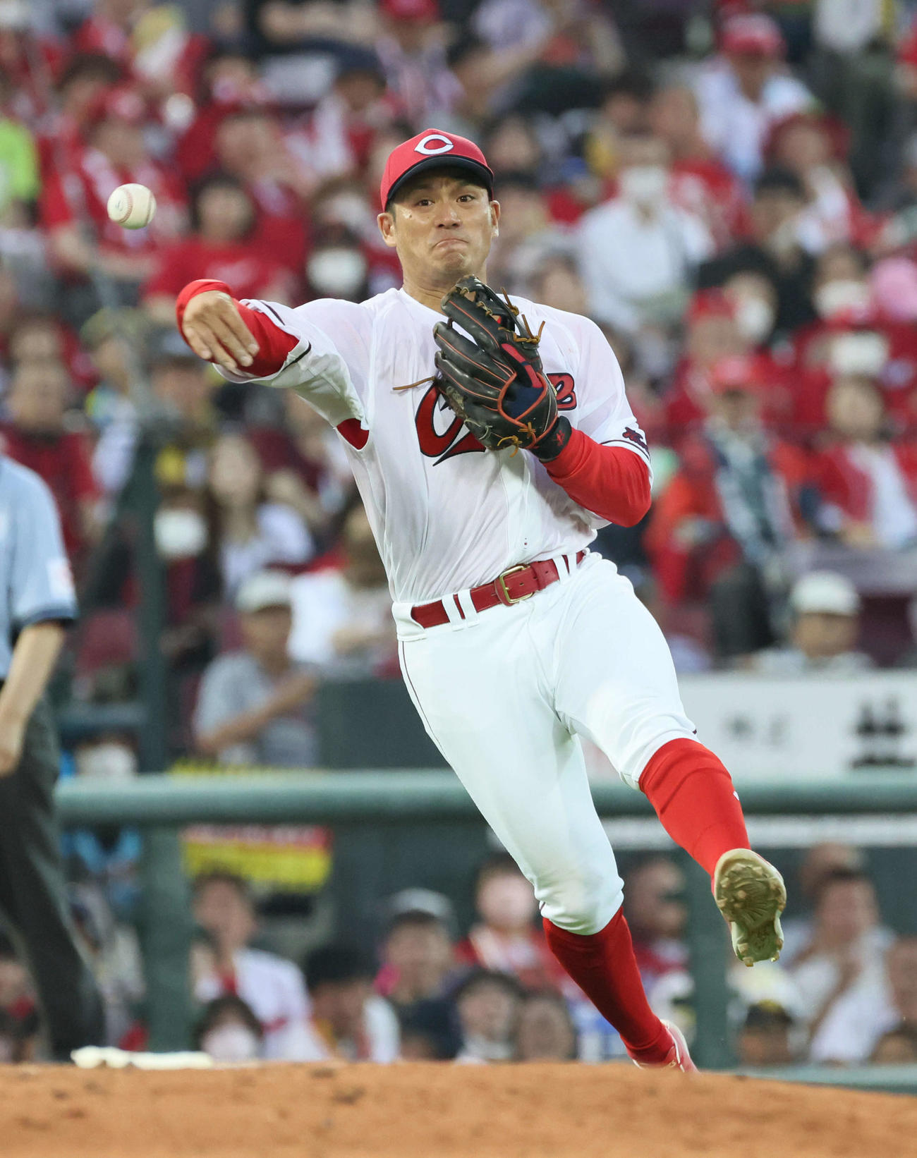 広島対阪神　5回表阪神無死、坂本の三ゴロをさばく田中（撮影・加藤孝規）