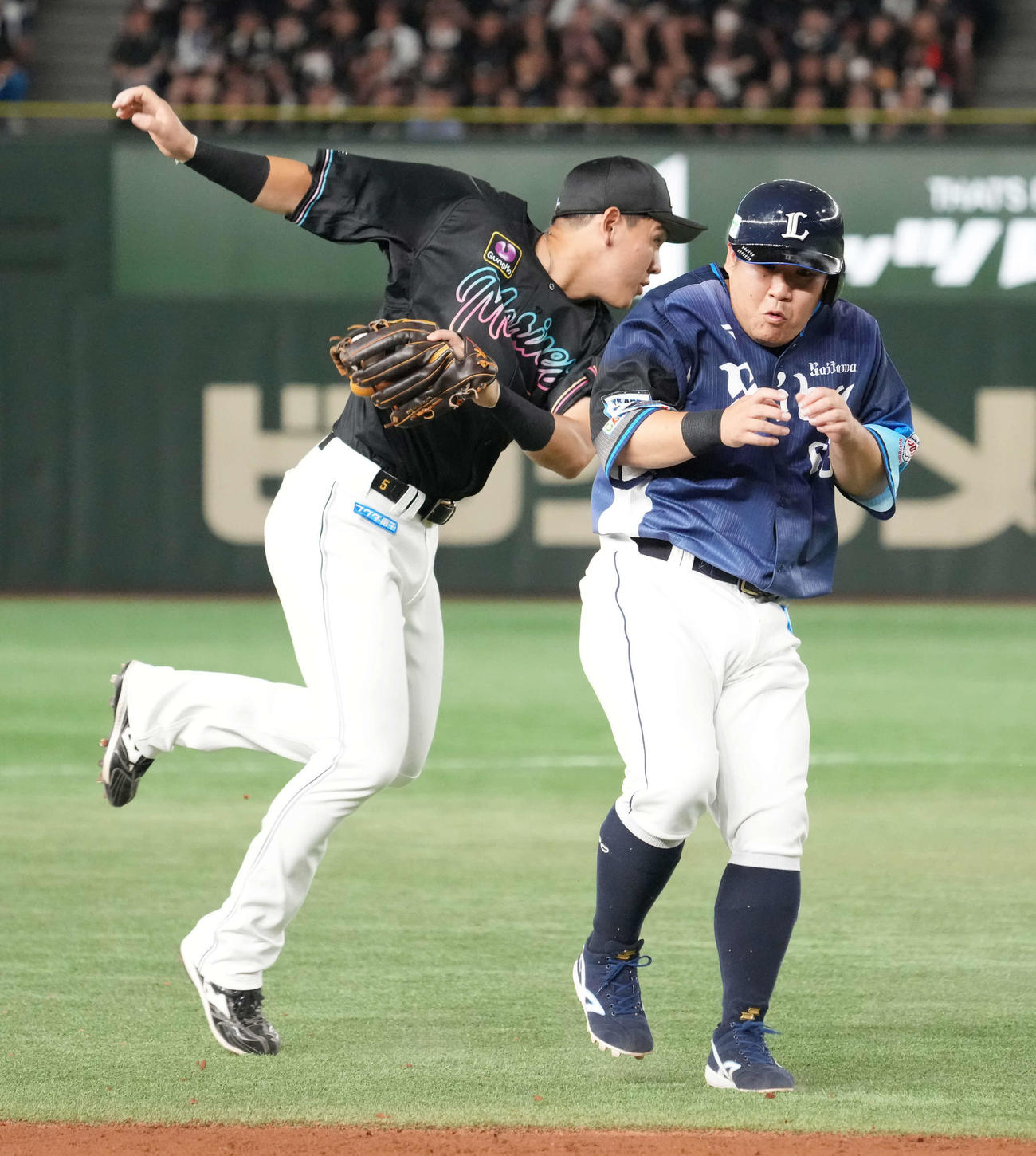 ロッテ対西武　5回表西武1死満塁、二塁走者の中村（右）は岸の遊ゴロが三塁へ転送されたことに気付かずロッテ安田にタッチされる併殺プレーにびっくりする（撮影・小沢裕）