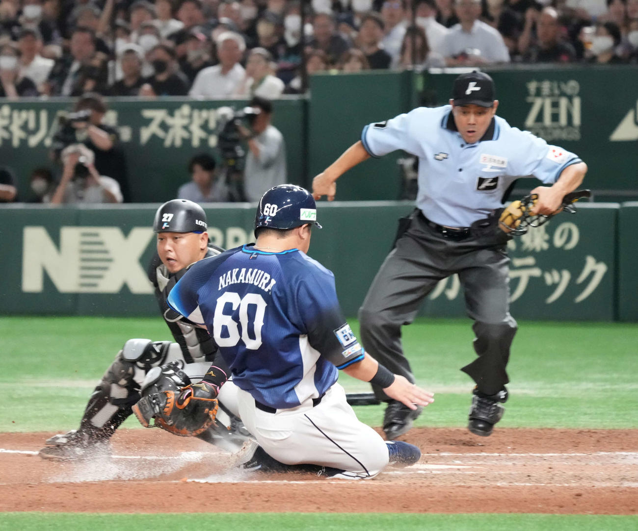 ロッテ対西武　7回表西武2死一、二塁、二塁走者中村（中央）は岸の左前適時打で勝ち越しの生還を果たす。捕手田村（撮影・小沢裕）