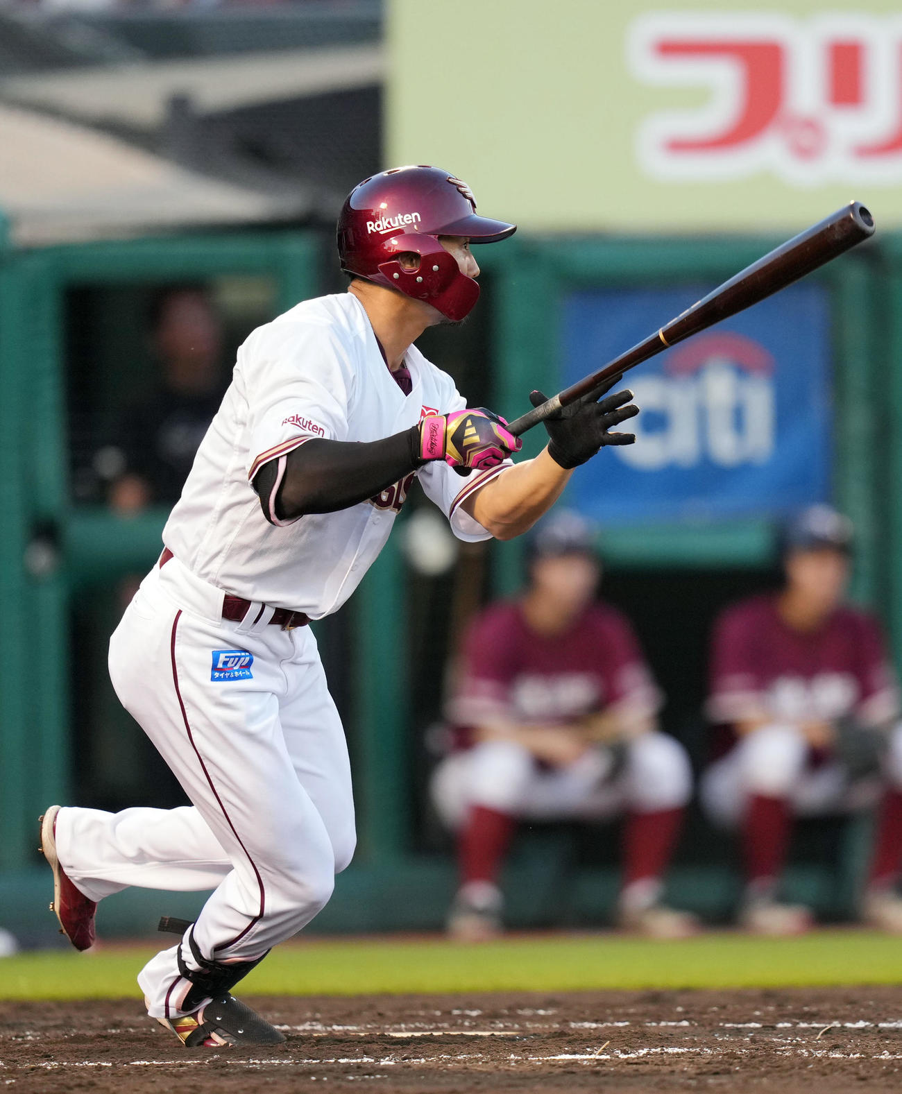 楽天対オリックス　3回裏楽天無死、中前打を放つ西川（撮影・狩俣裕三）