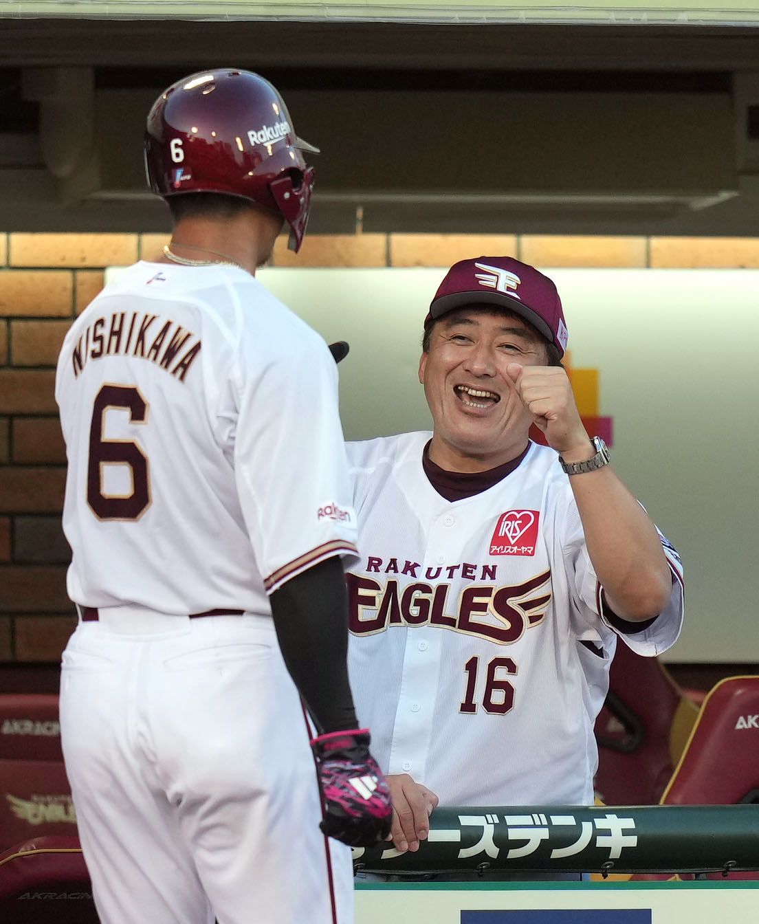 楽天対オリックス　3回裏楽天1死二塁、小深田の先制適時打で生還した西川（左）を笑顔で迎える石井監督（撮影・狩俣裕三）