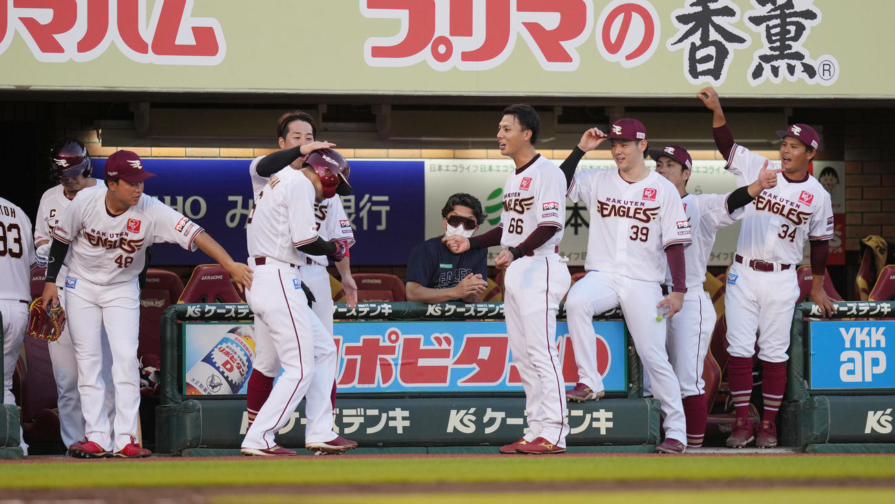 楽天対オリックス　3回裏楽天1死二塁、小深田の先制適時打で生還し、鈴木大（左から2人目）から手荒い祝福を受ける西川（手前）（撮影・狩俣裕三）