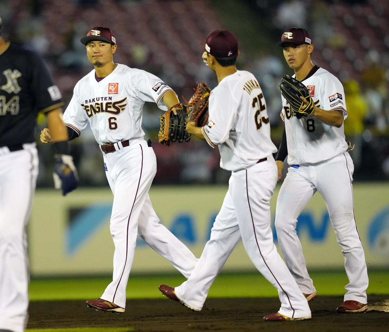 楽天対オリックス　田中（中央）、辰己（右）らとタッチを交わして勝利を喜ぶ楽天西川（撮影・狩俣裕三）