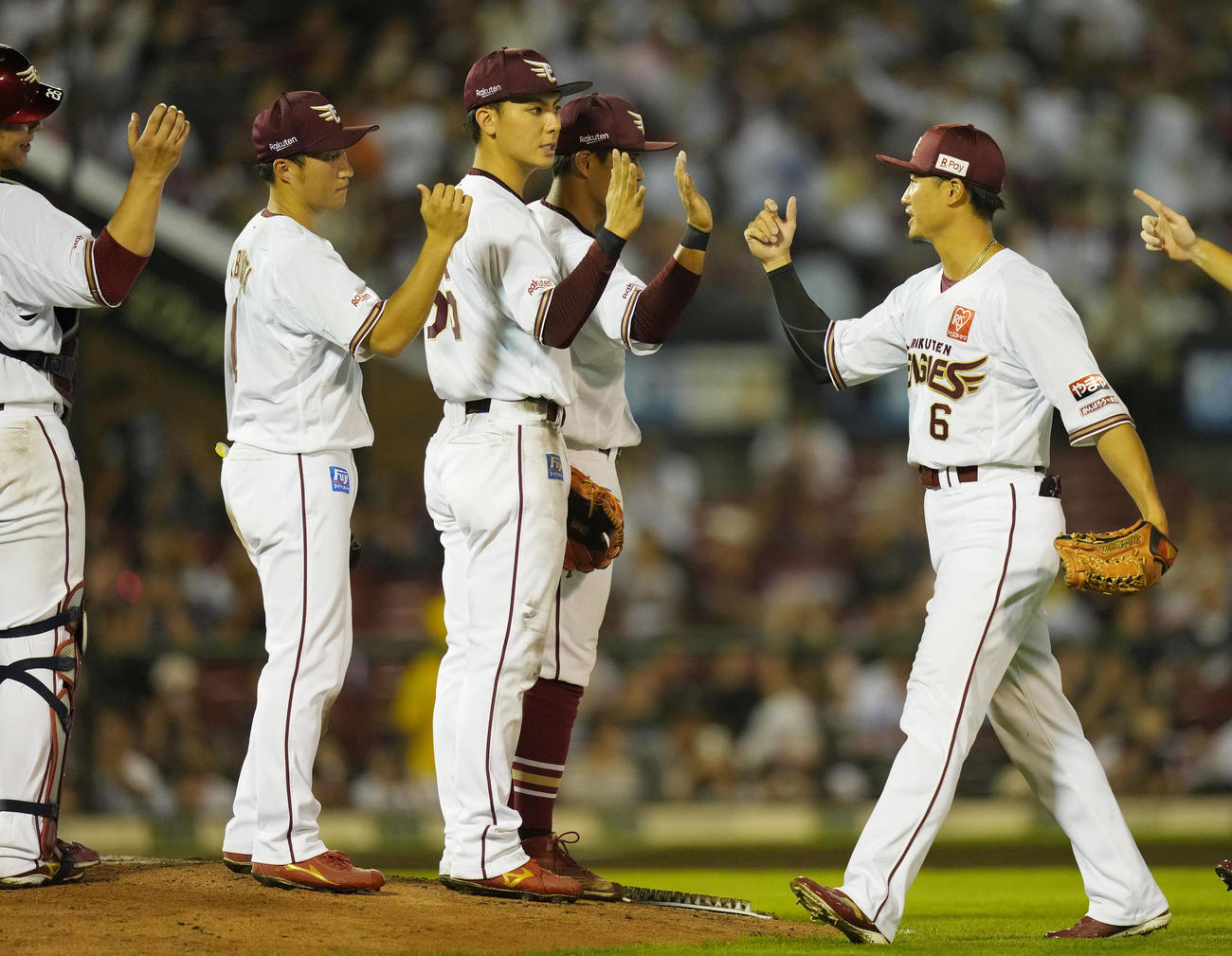 楽天対オリックス　試合後、西川遥輝（右）とタッチを交わす村林（中央）（撮影・狩三）