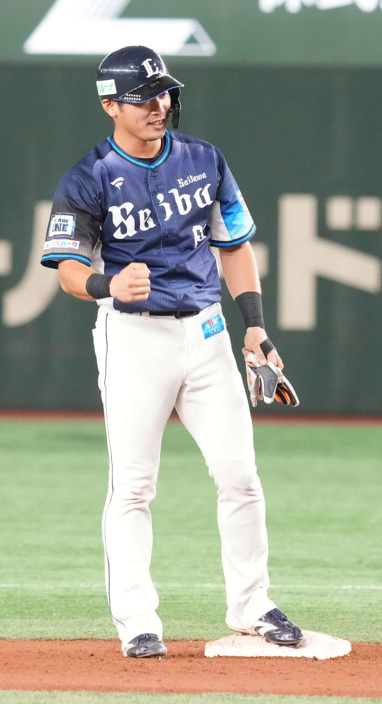 ロッテ対西武　7回表西武2死一、二塁、岸は勝ち越しの左前適時打を放ちガッツポーズ（撮影・小沢裕）