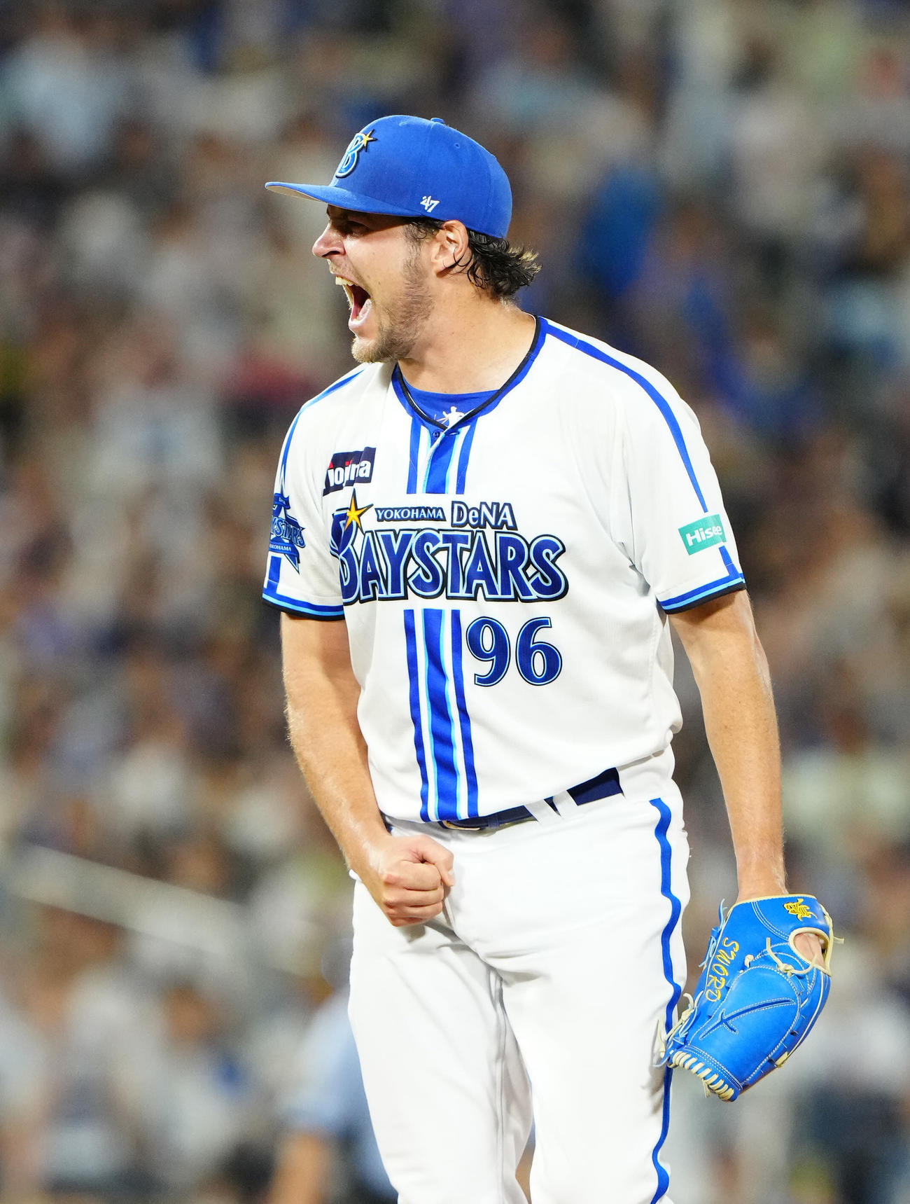 DeNA対ヤクルト　8回表ヤクルト2死一塁、村上から見逃しの三振を奪い、雄たけびを上げるバウアー（撮影・江口和貴）