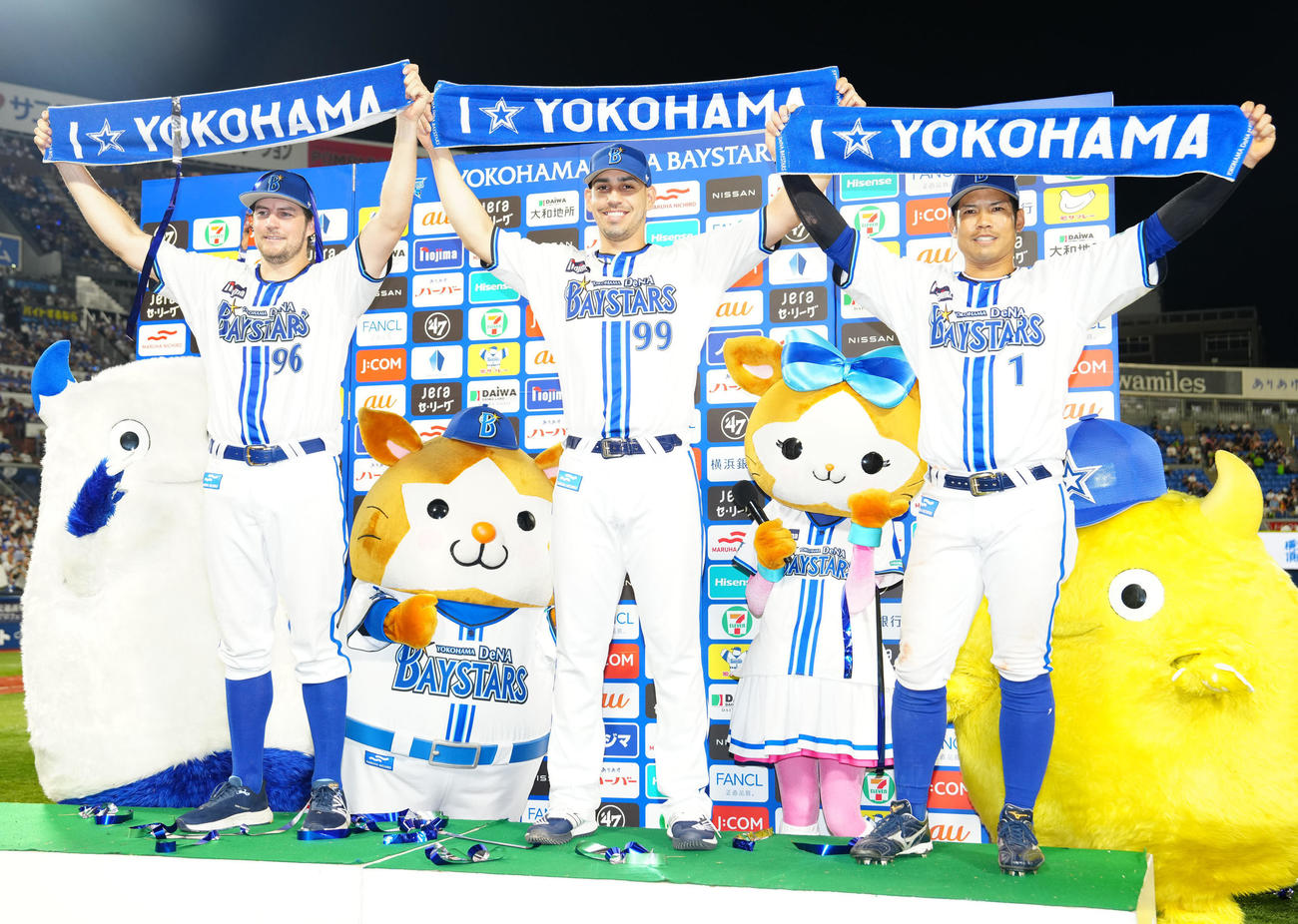 DeNA対ヤクルト　試合後、お立ち台で写真に納まる、左からDeNAバウアー、ソト、桑原（撮影・江口和貴）