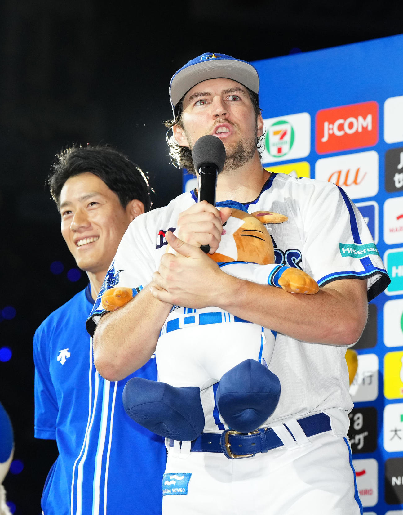 DeNA対ヤクルト　試合後、インタビューを受けるDeNAバウアー。左は飯沢通訳（撮影・江口和貴）