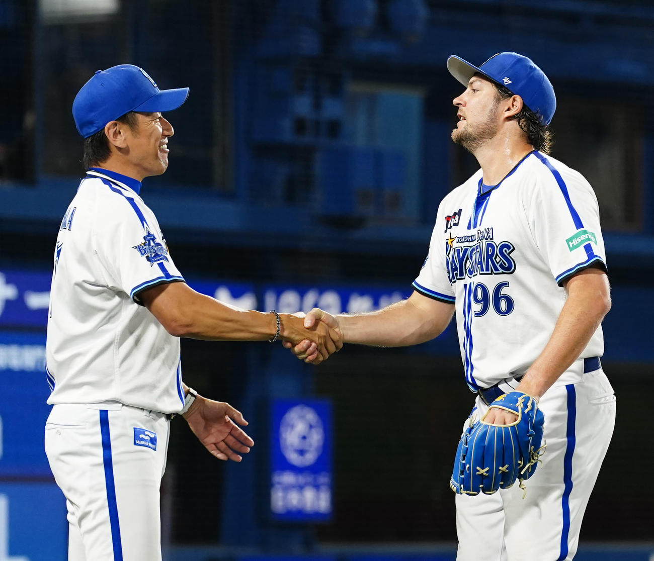 DeNA対ヤクルト　試合後、DeNA三浦監督（左）と握手を交わすバウアー（撮影・江口和貴）