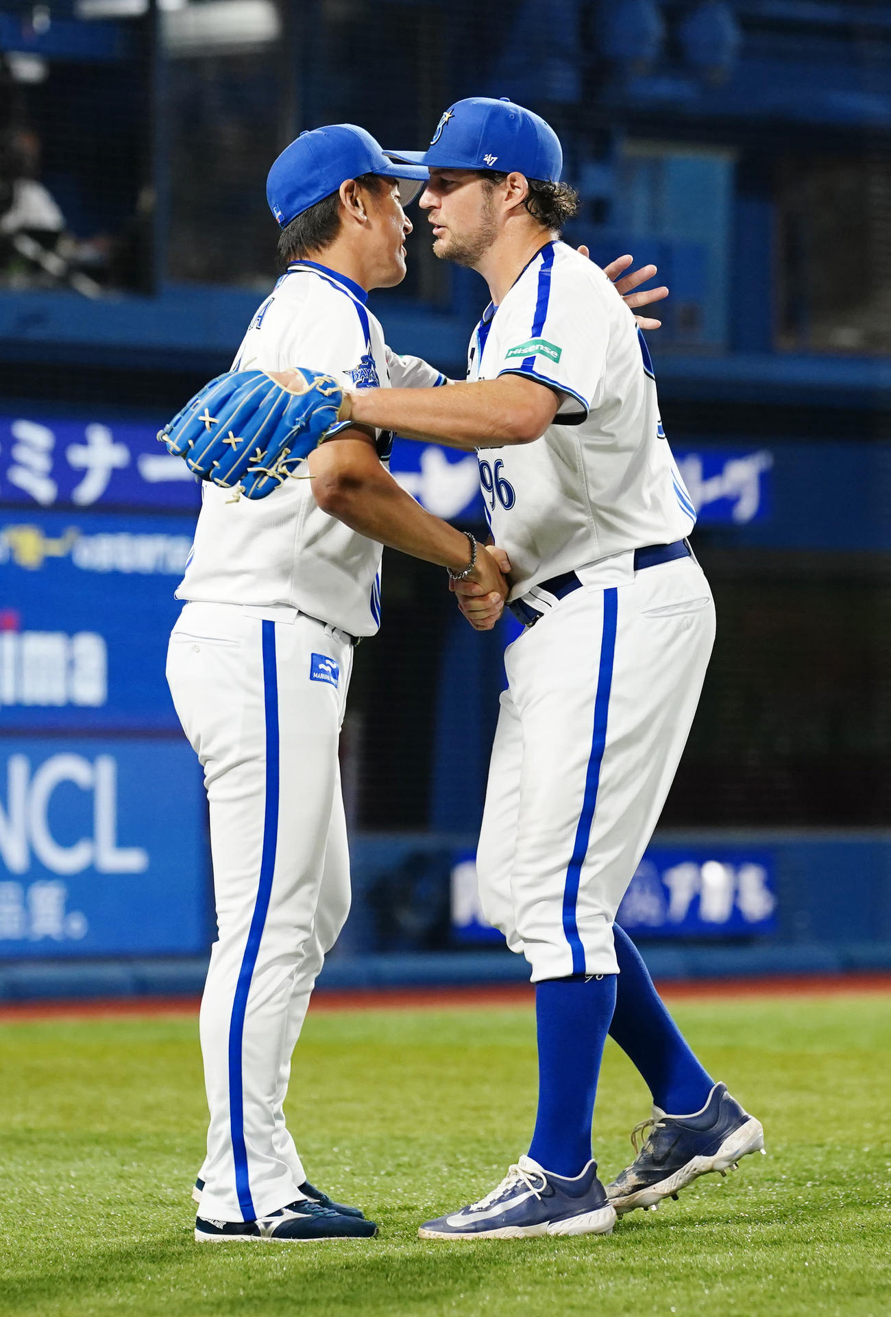 DeNA対ヤクルト　完投勝利のDeNAバウアーは三浦監督とハグ（撮影・江口和貴）