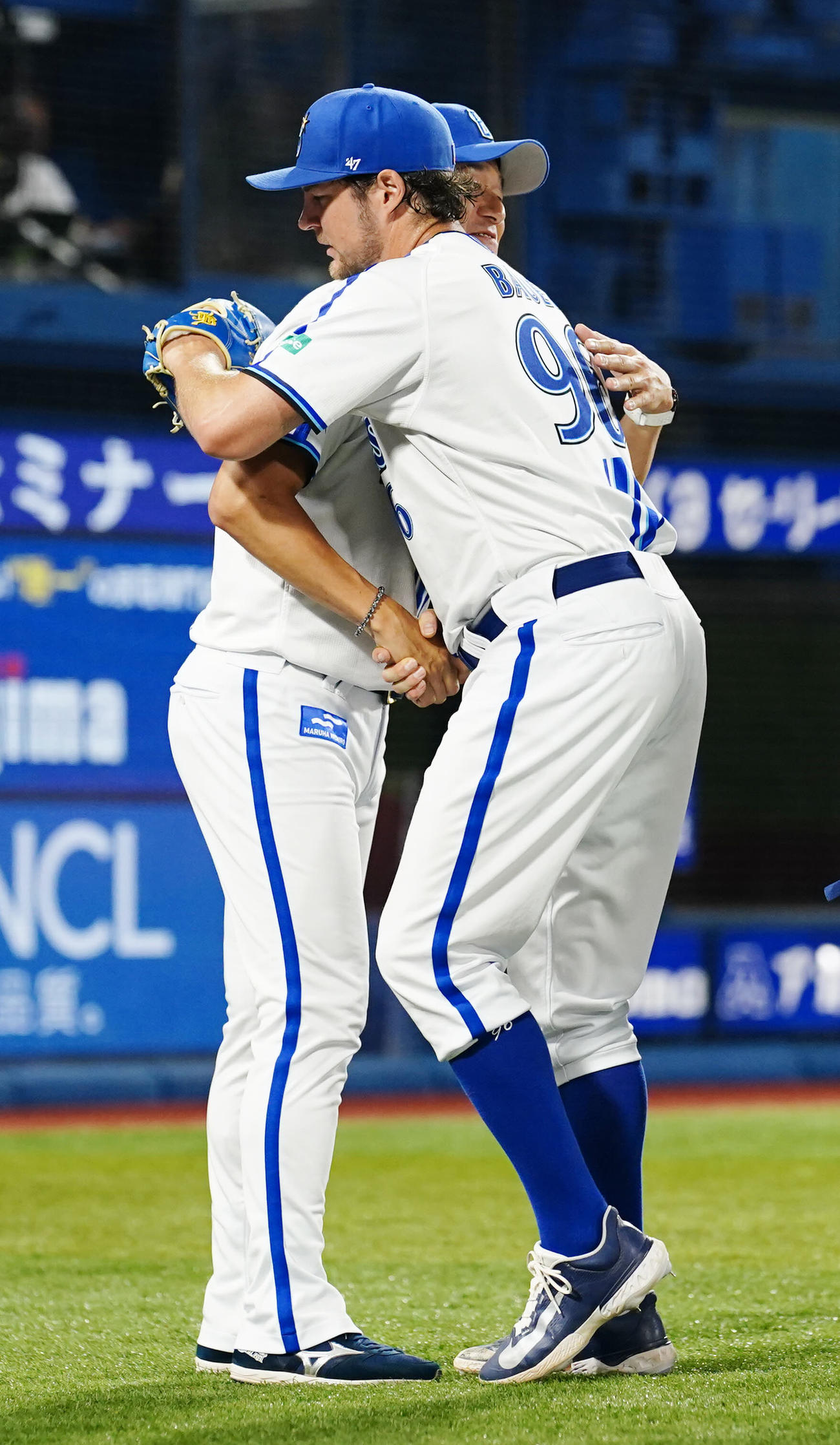 DeNA対ヤクルト　完投勝利のDeNAバウアーは三浦監督とハグ（撮影・江口和貴）