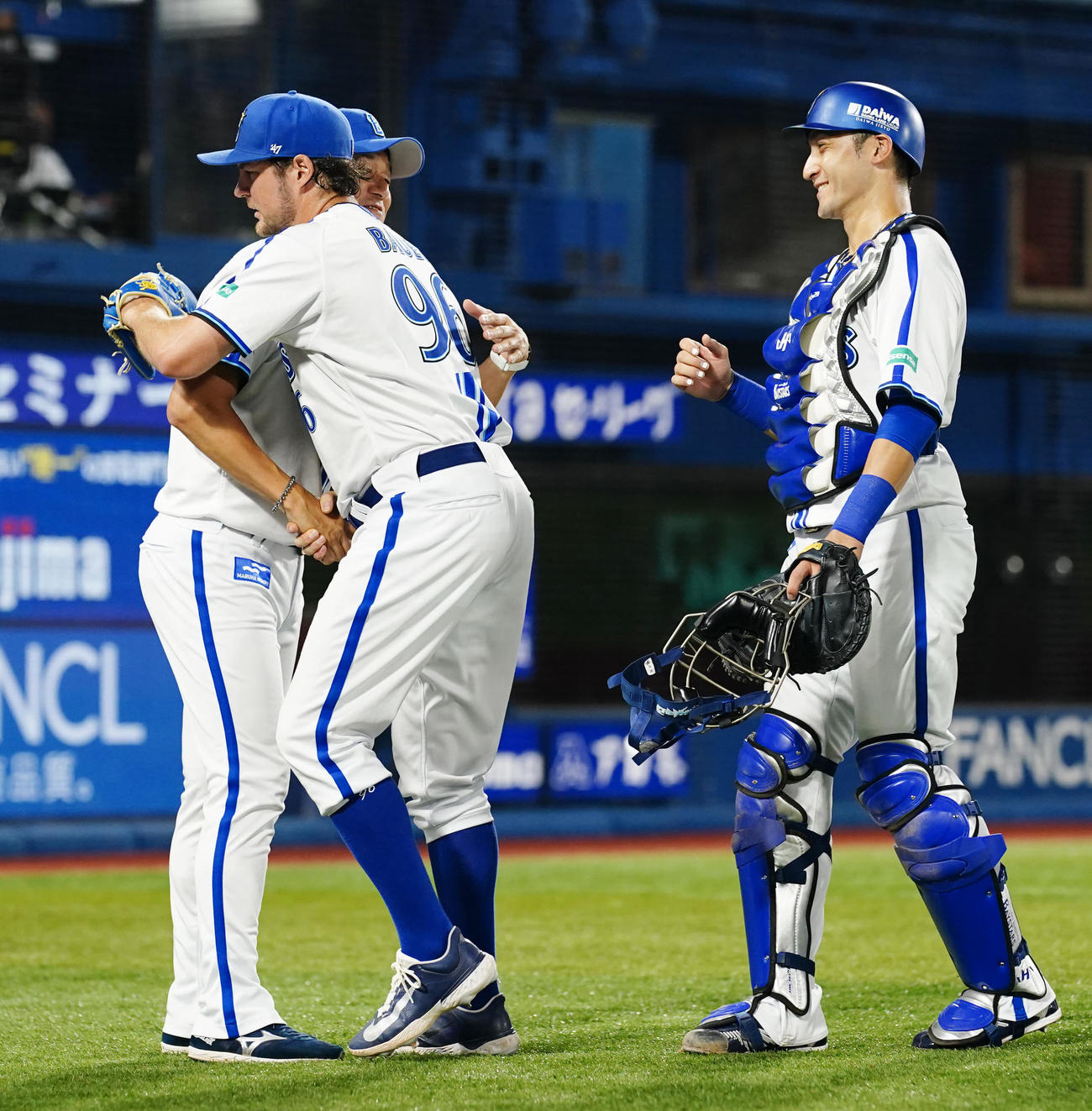 DeNA対ヤクルト　試合後、ハグするDeNAバウアー（中央）と三浦監督。右は捕手伊藤（撮影・江口和貴）