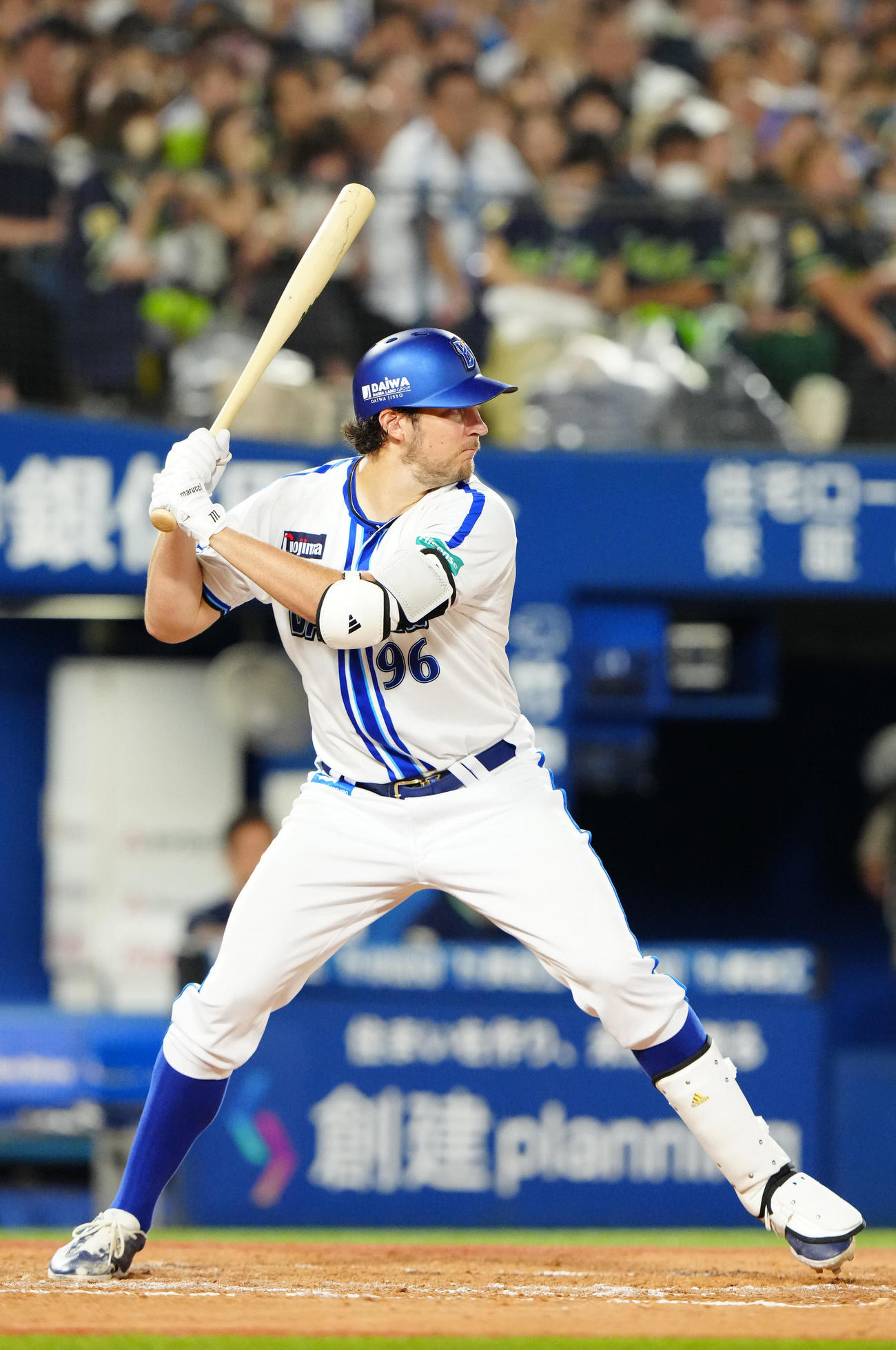 DeNA対ヤクルト　8回裏DeNA2死一塁、打席に立つバウアー（撮影・江口和貴）