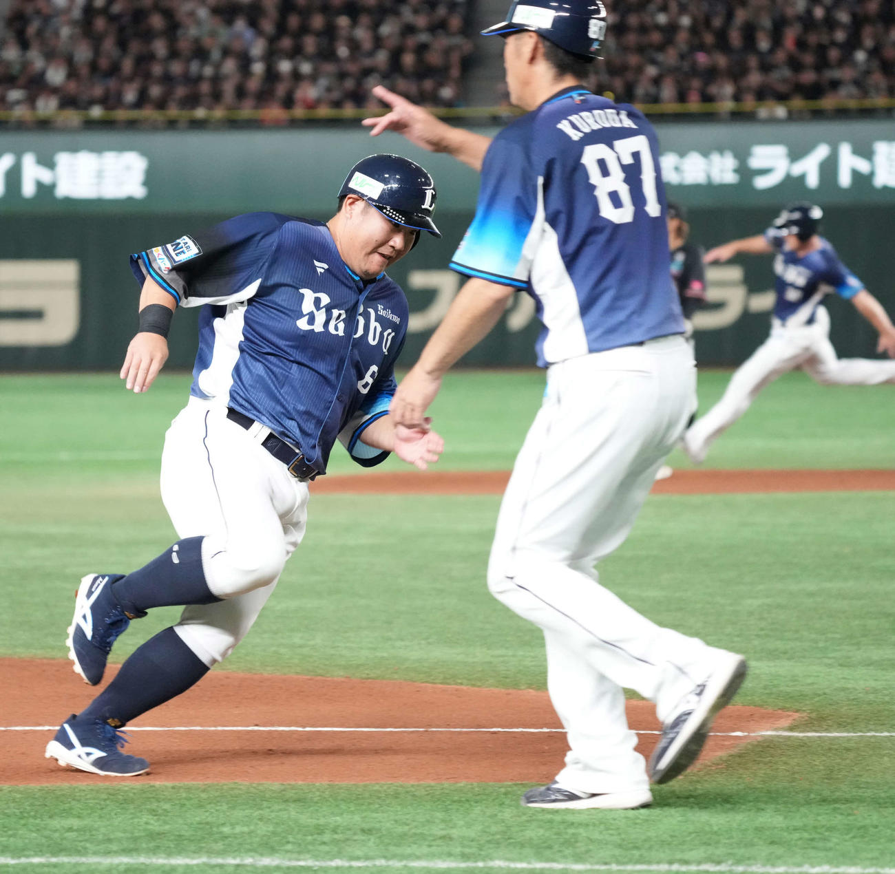 ロッテ対西武　7回表西武2死一、二塁、二塁走者中村（左）は岸の左前打で三塁を回る（撮影・小沢裕）
