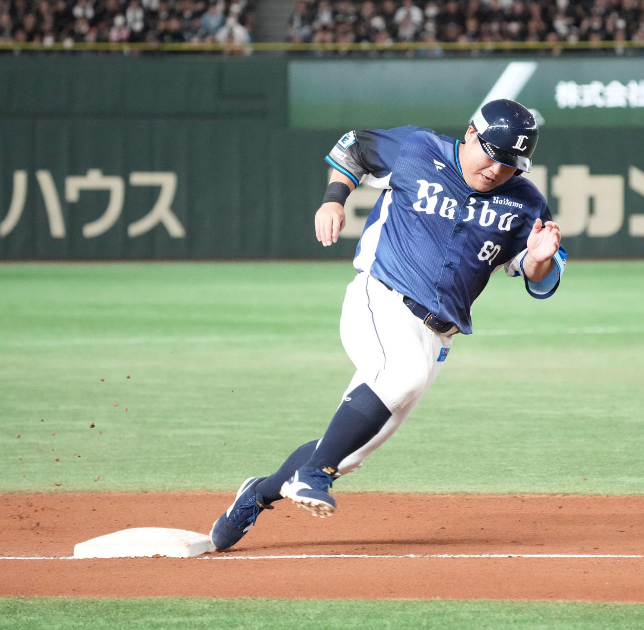 ロッテ対西武　7回表西武2死一、二塁、二塁走者の中村は岸の左前打で本塁へ向かって激走する（撮影・小沢裕）