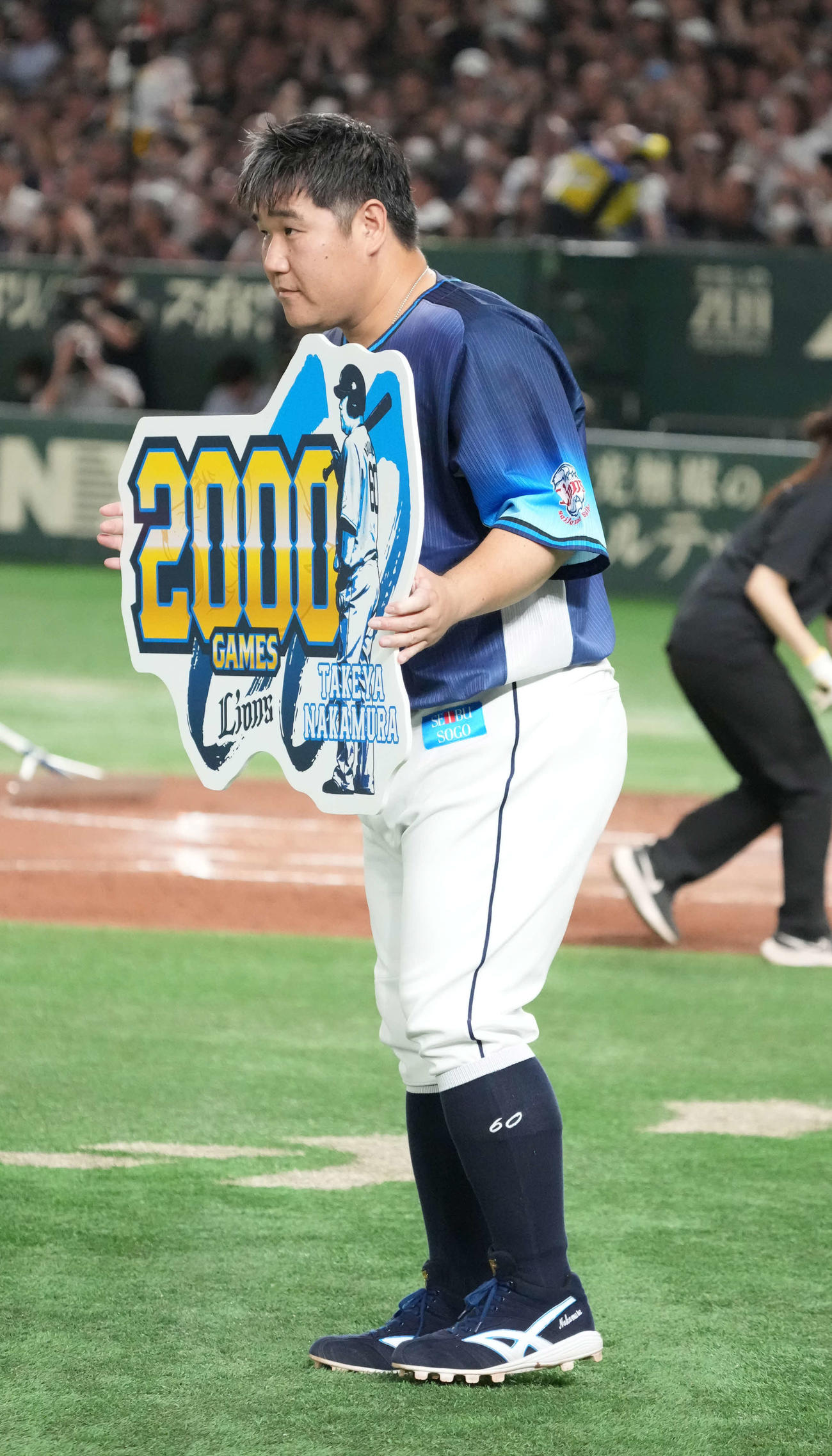 ロッテ対西武　プロ入り通算2000試合出場を達成した西武中村（撮影・小沢裕）
